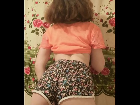 ❤️ Sexy jonge babe dy't har koarte broek op 'e kamera útstrielet ☑ Pornofideo by wy ﹏